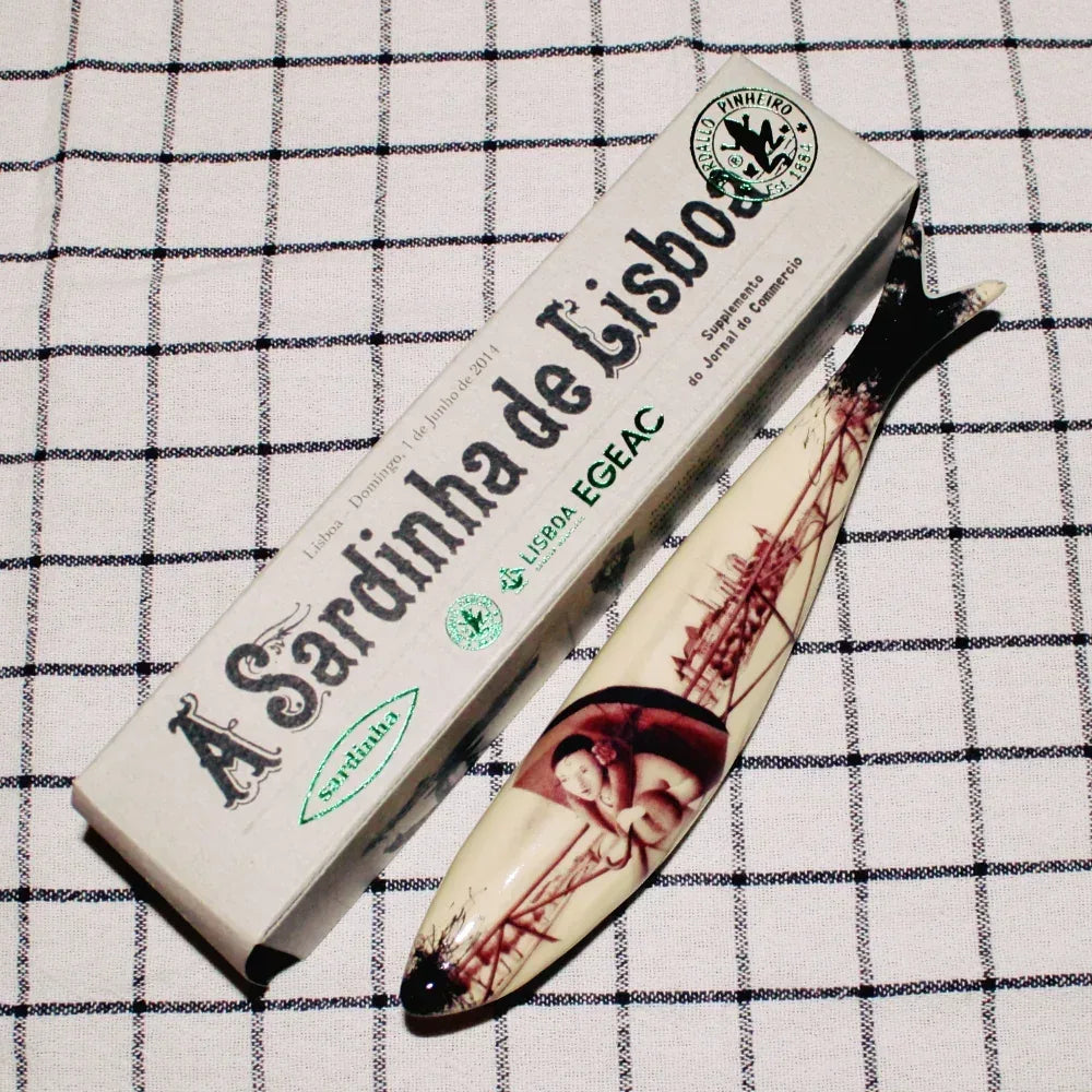 Sardinha de Lisboa - Paris, Pont des Arts 16h24 - von Bordallo Pinheiro Bordallo Pinheiro