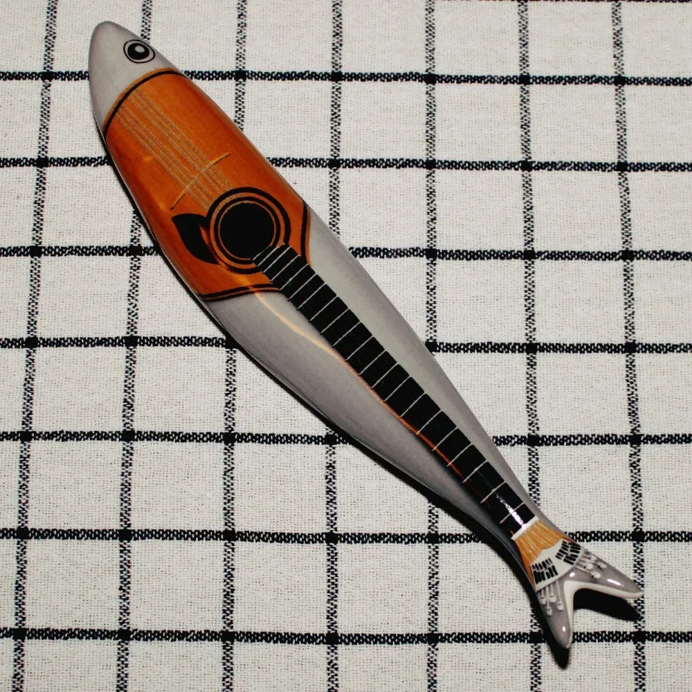 Sardinha de Lisboa - Guitarra da Cuca - von Bordallo Pinheiro Bordallo Pinheiro