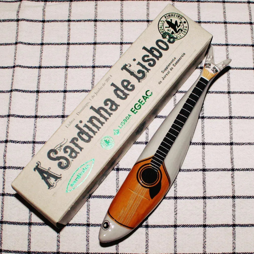Sardinha de Lisboa - Guitarra da Cuca - von Bordallo Pinheiro Bordallo Pinheiro