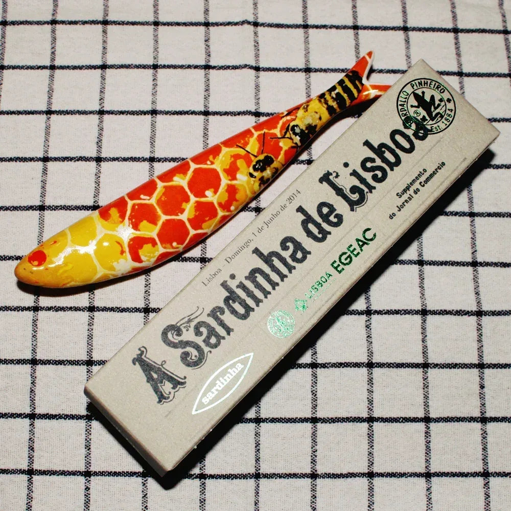 Sardinha de Lisboa - Mel - Honey - von Bordallo Pinheiro Bordallo Pinheiro