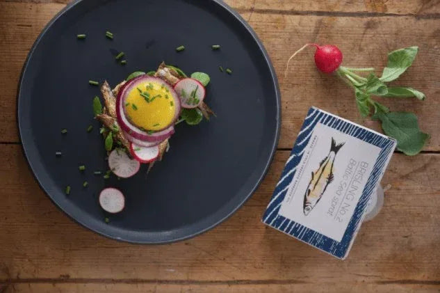 Brisling Nr. 1 Ostseesprotte mit Heidekraut und Kamille Fangst Nordic