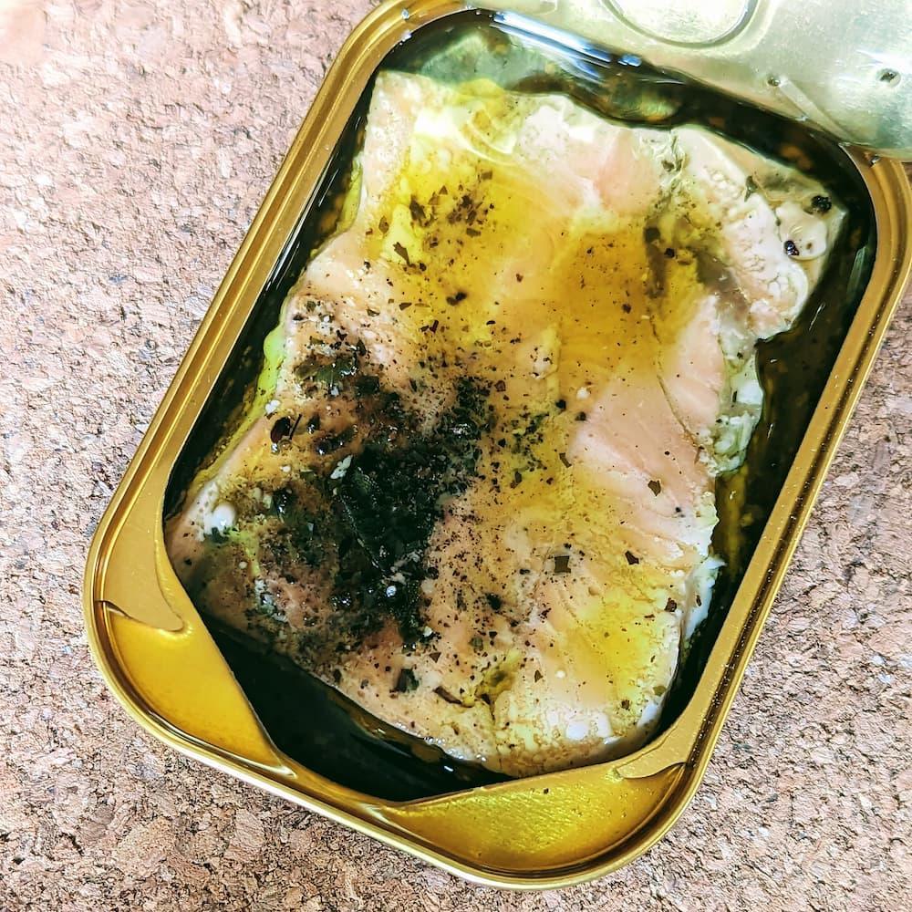 Lachs N°2 aus den Färöer Inseln, mit Sanddorn und Zitronenverbene Fangst Nordic