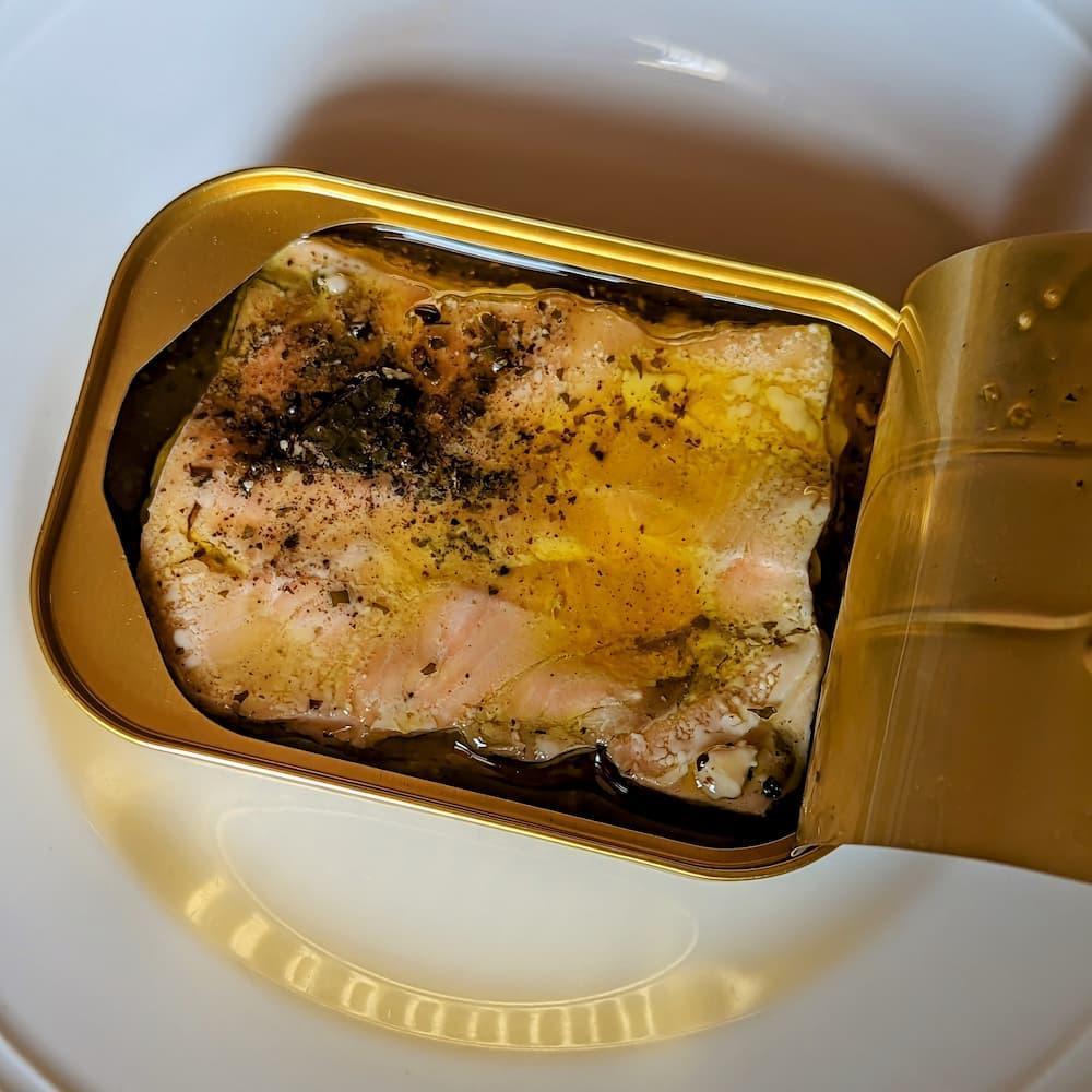 Lachs N°2 aus den Färöer Inseln, mit Sanddorn und Zitronenverbene Fangst Nordic