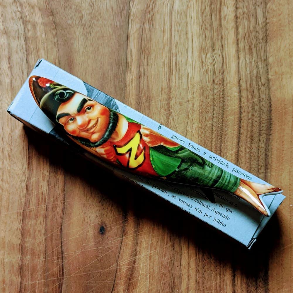Sardinha de Lisboa - Super Zé - von Bordallo Pinheiro Bordallo Pinheiro